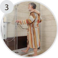 Ampio spazio. Le porte scorrevoli permettono un comodo e sicuro ingresso nella doccia.